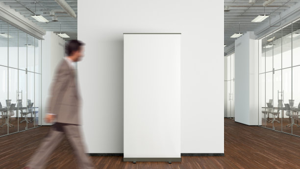 空白卷横幅站模拟在现代办公室。图片下载
