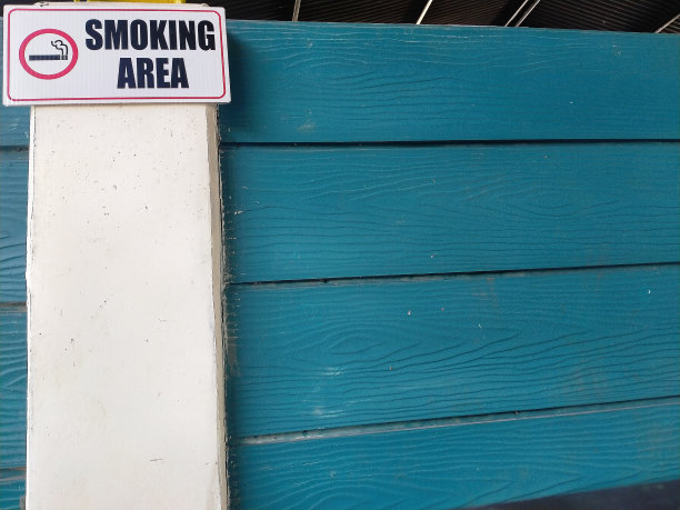 墙上贴着禁止吸烟的警示牌图片下载