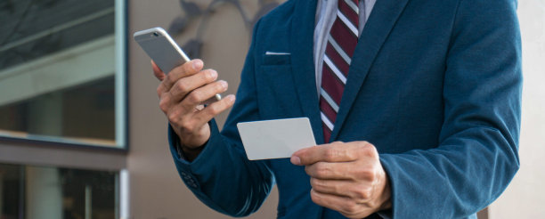 商人展示空白名片并手持智能手机，产品展示蒙太奇图片下载