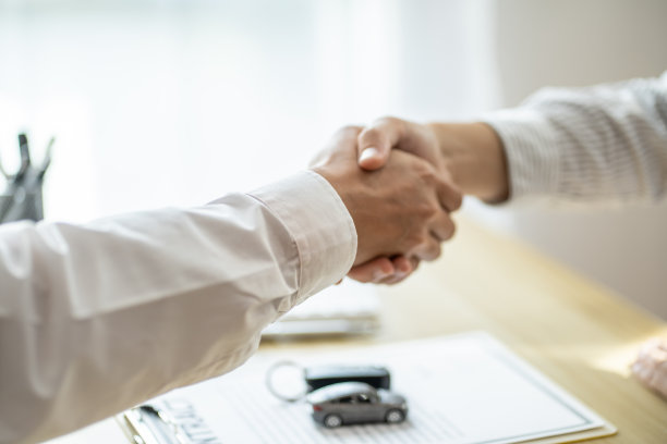 理赔员保险代理检查受损车辆，销售经理提供抵押贷款建议书图片下载