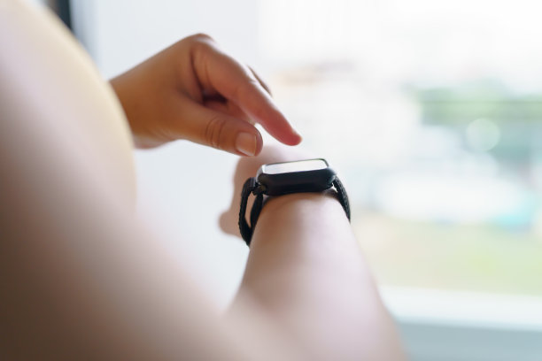 女性workoutÂ与健康appÂ智能手表上的特写手图片下载