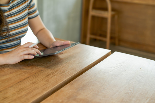 手持电子书设备的女性在数字平板电脑或社交媒体应用程序上阅读电子书。图片下载