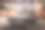 一辆满是灰尘的旧车卡在一座废弃的建筑里。老式汽车图片下载