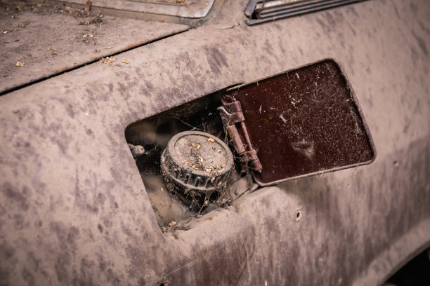一辆有灰尘和污垢的旧车的加油盖。老式汽车图片下载