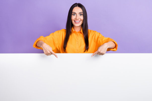 照片年轻的惊讶有趣的女人正装直接手指模型有用的技巧如何省钱海报孤立的紫罗兰色背景图片下载