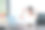 快乐微笑的女学生戴着耳机在家庭办公室用笔记本电脑在线讨论会议。学习远程教育业务的女大学生图片下载
