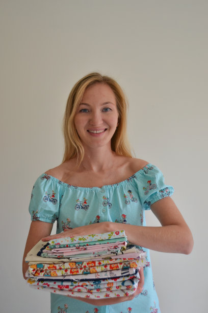 年轻的女裁缝手里拿着布料图片下载