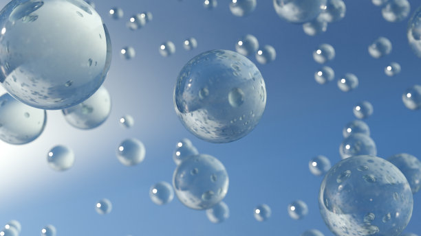 蓝色背景上的保湿化妆品液体滴。图片下载