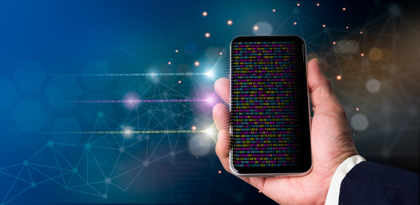 利用大数据和人工智能进行业务分析。来自数据挖掘、过滤、排序和聚类的见解。在虚拟计算机屏幕上研究机器学习的数据科学家。图片下载