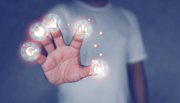 人用手指触摸界面屏幕上的数字营销图标图片下载