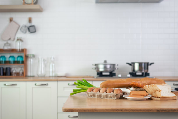 烘焙材料被放在木桌上，准备烹饪。copyspace文本。以厨房为背景的烹饪概念。图片下载