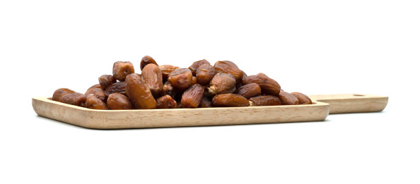 白色背景木碗中的干枣图片下载