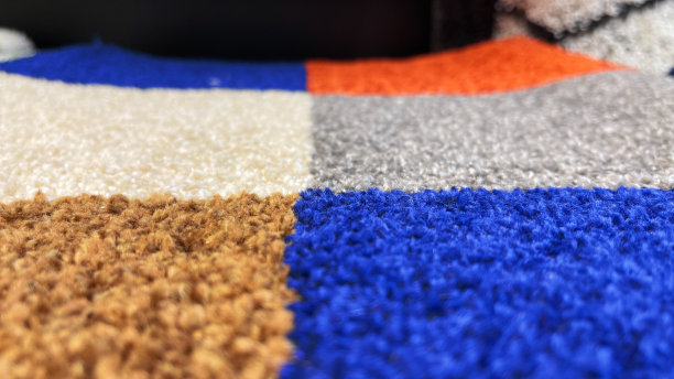 不同颜色地毯的型号和样品。房间、公寓和房子的地毯图片下载