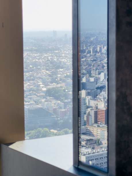 城市的窗户反射着城市的风景图片下载