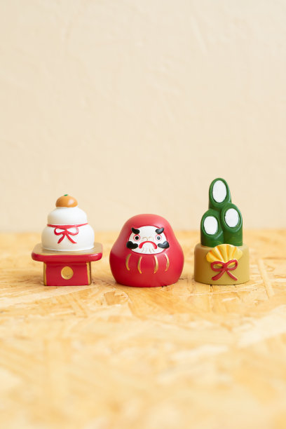日本新年。镜饼、门松和达摩不倒翁。图片下载