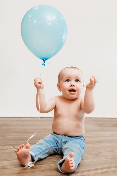可爱的小男孩在他的生日派对上玩气球图片下载