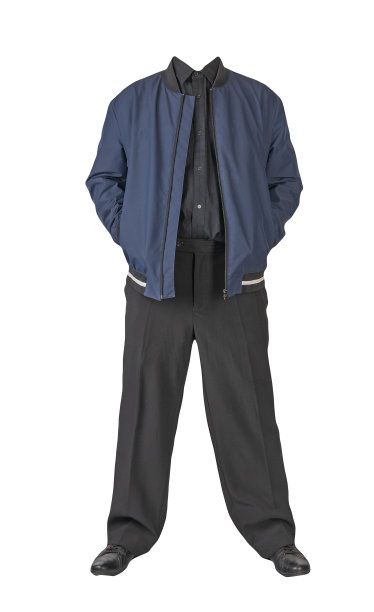 男性夹克，衬衫，黑色裤子和黑色皮靴孤立在白色背景。男人的秋天的衣服图片下载