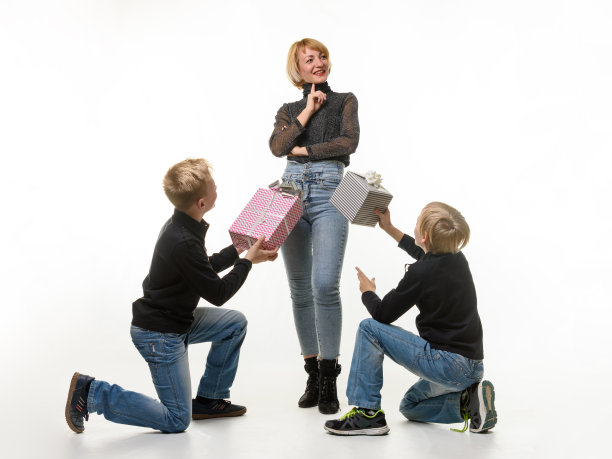 孩子们给妈妈礼物祈求原谅，跪着，白底图片下载