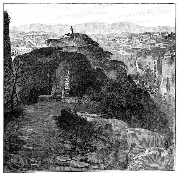 从Veszprém城堡的全景与骷髅山，圣。本尼迪克特山和城市，背景中的山脉是巴科尼图片下载