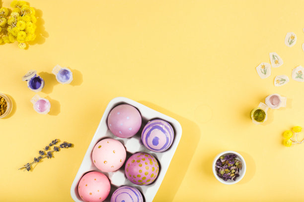 复活节装饰鸡蛋黄色的背景。最小的快乐复活节概念。俯视图图片下载