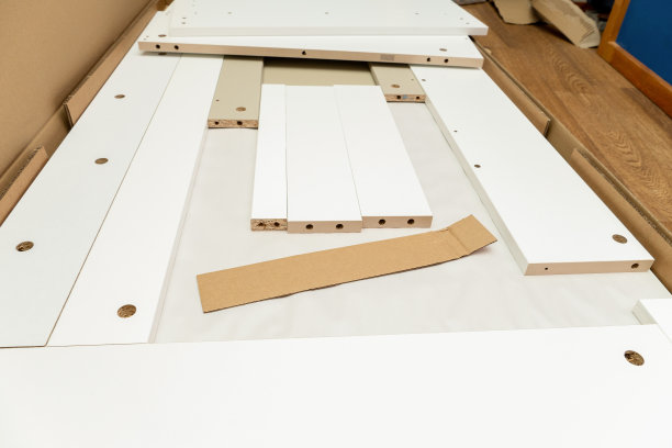 纸板箱，包装新家具和配件，供在家组装图片下载