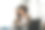 由于在办公室用平板电脑和笔记本电脑工作而感到疲倦和过度思考的非洲妇女。图片下载