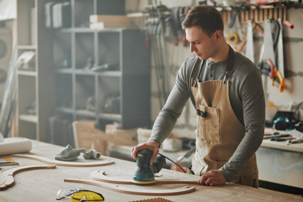 车间里的年轻木匠图片下载