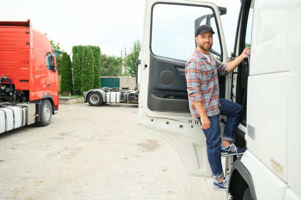 白人男性卡车司机在休息站下车。图片下载
