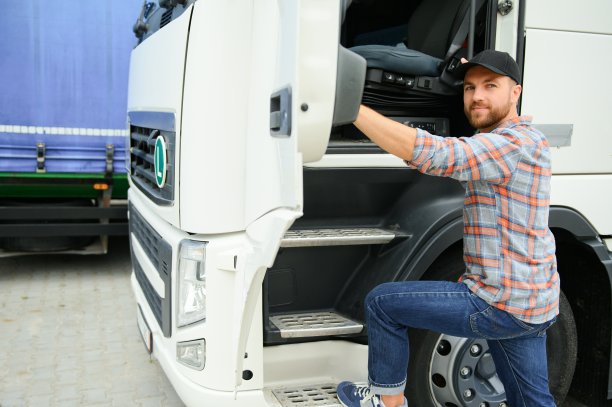 白人男性卡车司机在休息站下车。图片下载