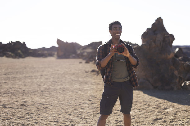 男人在山上制造回忆。图片下载