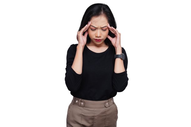 年轻漂亮的亚洲女人头痛，被隔离在白色背景上。疲惫女孩的肖像图片下载