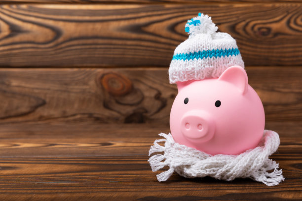 储蓄的概念。纹理背景上的存钱罐和钱。节约采暖的理念。放文字的地方。本空间图片下载