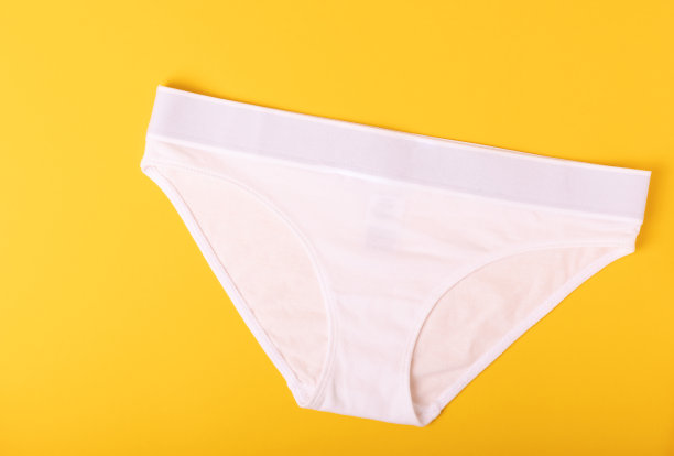 女人的内衣。背景上不同女人的内裤。衣服:给人穿的一件衣服从上面看。放文字的地方。图片下载