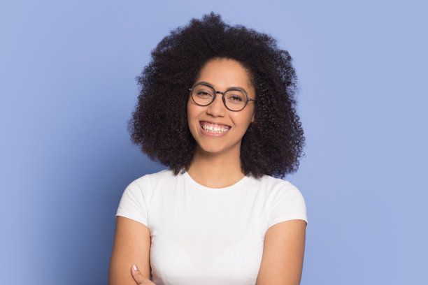 带着眼镜微笑的非洲裔美国女人的肖像图片下载