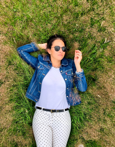 年轻、坦率的千禧一代女性在高高的绿草地上休息。更接近自然。心理健康图片下载