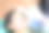 年轻漂亮的亚洲女子在美容诊所接受医生的面部皮肤注射美容治疗。图片下载