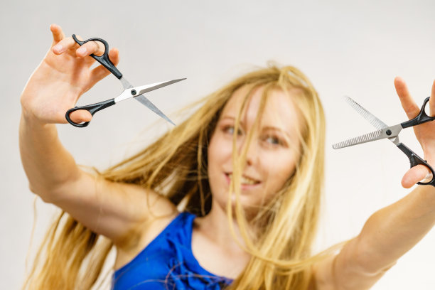 女孩拿着剪刀剪头发图片下载