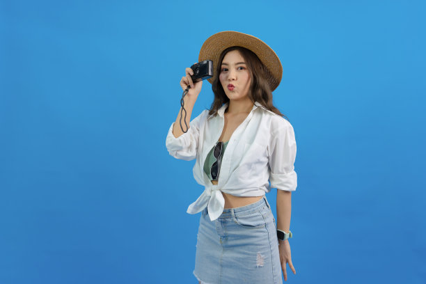 年轻的运动快乐的亚洲女人微笑着用相机拍照的肖像图片下载