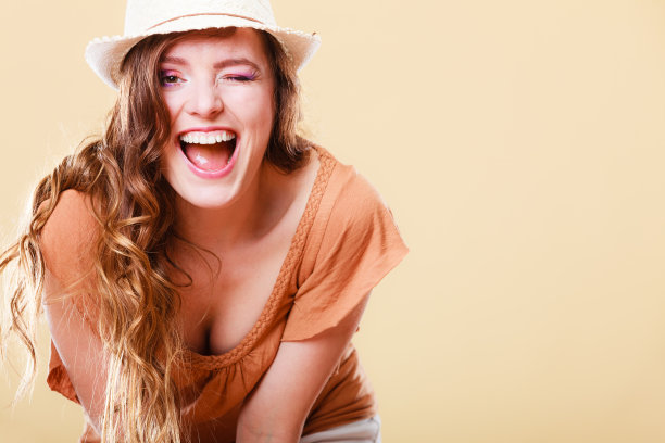 迷人的女人在夏装草帽图片下载