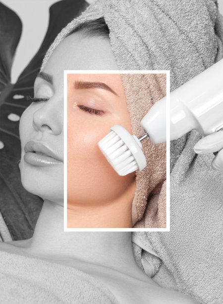 美容师在美容院用一个美丽的年轻女子的柔软旋转刷进行硬件面部清洁程序。美容及专业护肤。图片下载