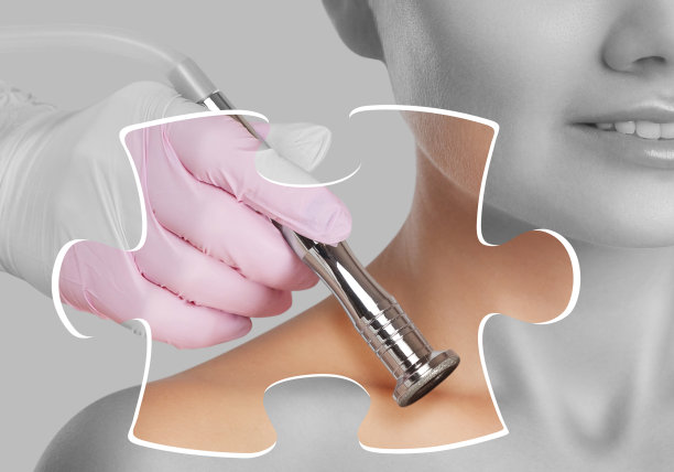 美容师在美容院为一位美丽的年轻女子做面部皮肤的微晶磨皮手术。美容及专业护肤。图片下载