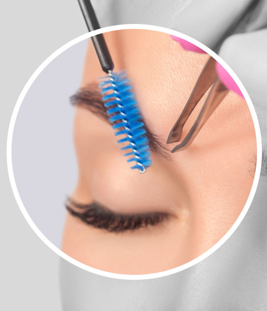 在美容院为浓眉美女永久化妆。化妆师在做眉纹。图片下载