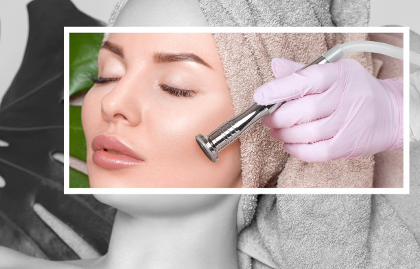 美容师在美容院为一位美女的脸部和锁骨进行微晶磨皮。美容及专业护肤。图片下载