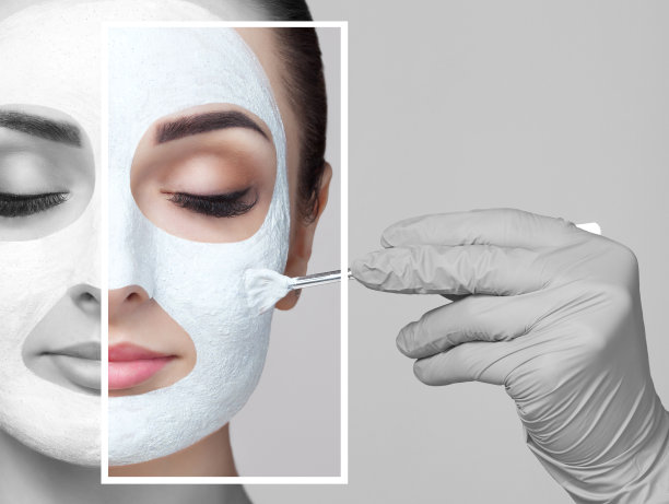 美容师在美容院给一位年轻女士敷面膜，以清洁和滋润皮肤。美容及专业护肤。图片下载