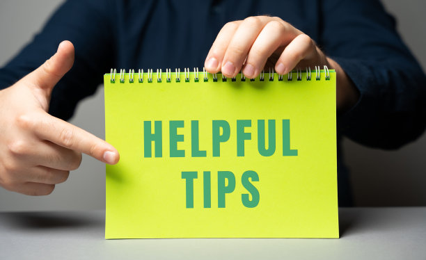 男性手中的笔记上有用的提示。经营理念。战略，计划，再计划。有用的技巧图片下载