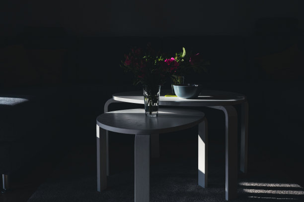 带花的咖啡桌图片下载