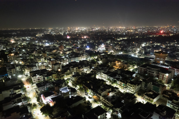 空中无人机三脚架拍摄的斋浦尔德里的城市景观，烟花、火箭、烟火和天灯在晚上庆祝印度独立日、共和国独立日和排灯节图片下载