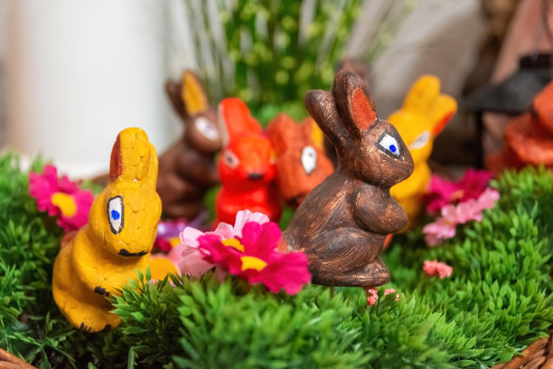 用彩绘的兔子装饰的复活节装饰品图片下载