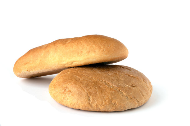 白色背景上的两条面包的图像。图片下载