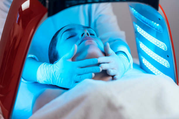 美容师在水疗中心为美女进行超声波清洁和嫩肤。图片下载